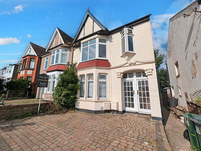 1 Bedroom Flat To Rent In Leighton Avenue, Leigh On Sea, Essex, SS9