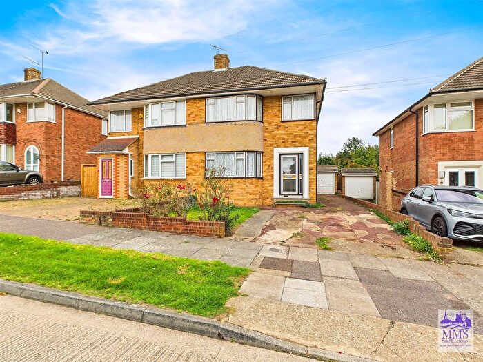 3 Bedroom Semi-detached House For Sale In Cadnam Close, Strood, Rochester, ME2