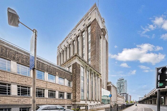 3 Bedroom Flat To Rent In Great West Road, Brentford, TW8