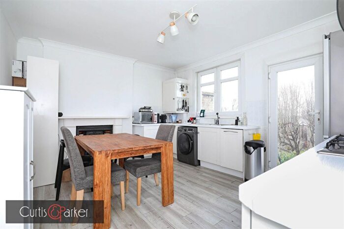 2 Bedroom Flat For Sale In Grosvenor Road, Chiswick, W4