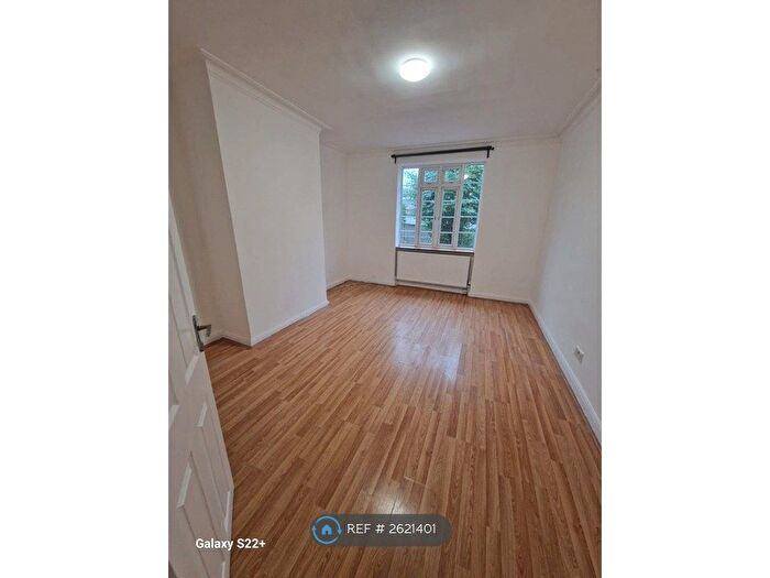 2 Bedroom Flat To Rent In Clive Lodge, London, NW4