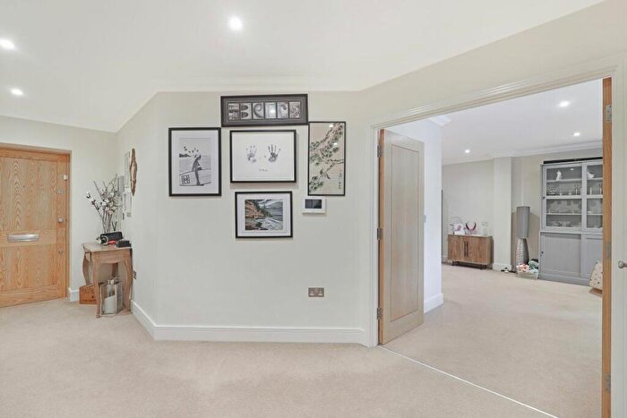 2 Bedroom Flat To Rent In Buckhurst Hill, IG9