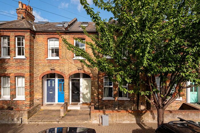 2 Bedroom Flat To Rent In Tennyson Street, Battersea, SW8