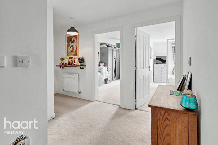 2 Bedroom Flat For Sale In Starboard Crescent, Chatham, ME4