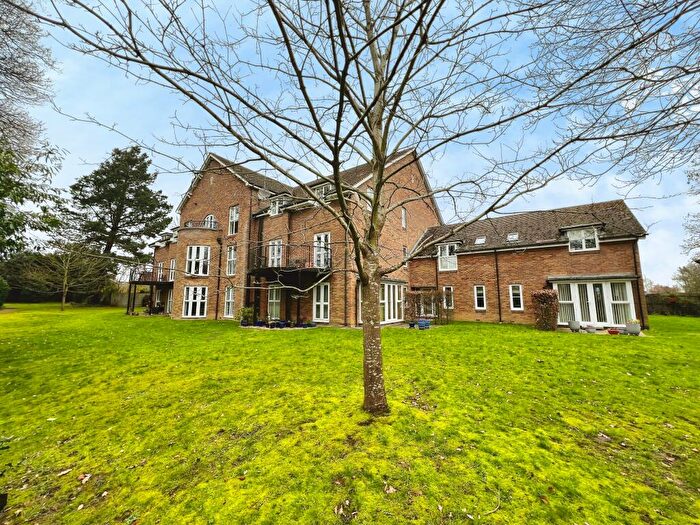 2 Bedroom Flat For Sale In Squirrel Walk, Wokingham, RG41