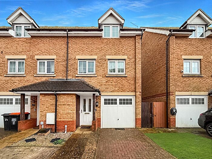 3 Bedroom End Terrace House For Sale In Watling Gardens, Dunstable, LU6