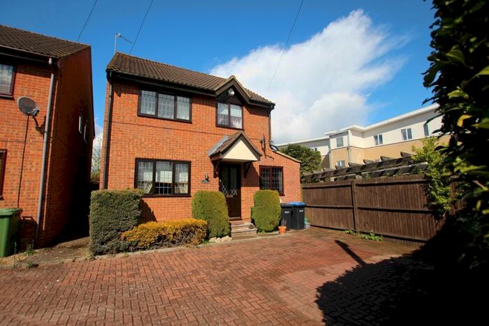 4 Bedroom Detached House To Rent In Addlestone, KT15