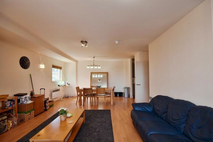 3 Bedroom Flat To Rent In Queen Street, Cardiff, CF10