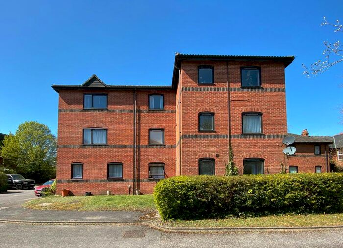 2 Bedroom Apartment To Rent In Wetherby Gardens, Farnborough, GU14