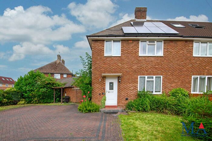 3 Bedroom Semi-Detached House For Sale In Hartforde Road, Borehamwood, WD6