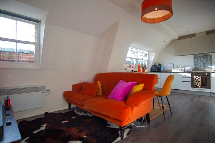 1 Bedroom Apartment To Rent In Century Place, Bristol, BS2