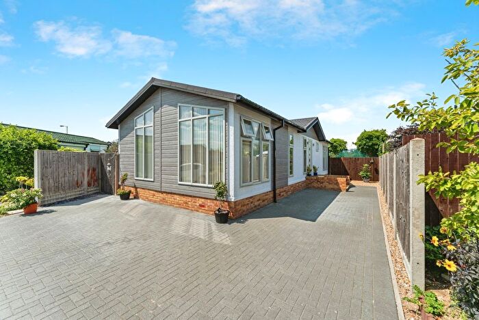 2 Bedroom Mobile/park Home For Sale In Denny End Road, Waterbeach, Cambridgeshire, CB25