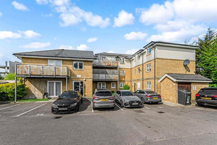 1 Bedroom Apartment For Sale In Lockwood Place, Chingford, E4