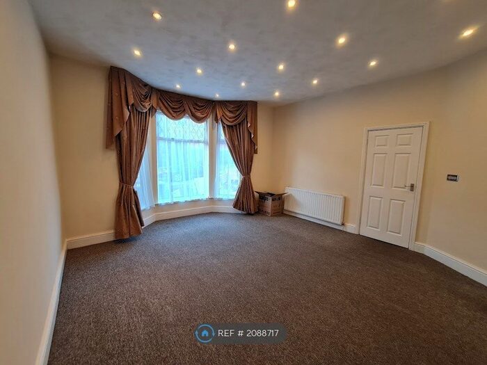 4 Bedroom Semi-Detached House To Rent In Hilton Crescent, Prestwich, Manchester, M25