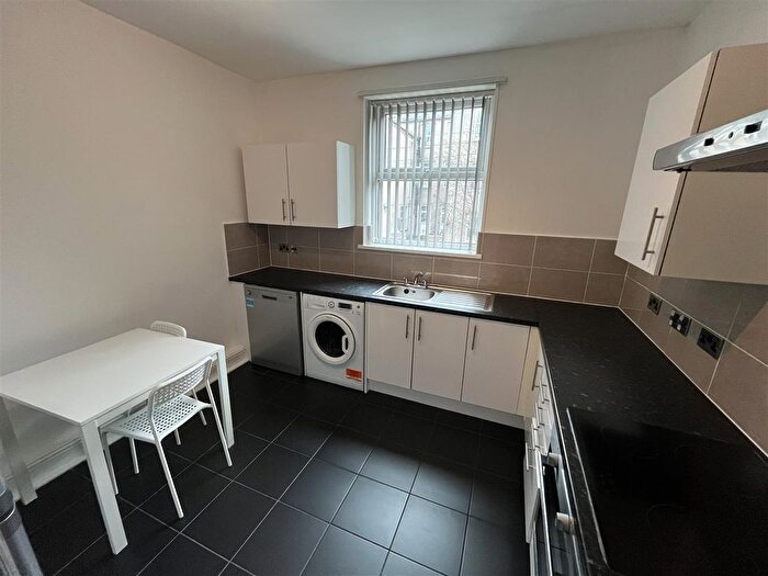 2 Bedroom Flat To Rent In Sandy Grove, Salford, M6