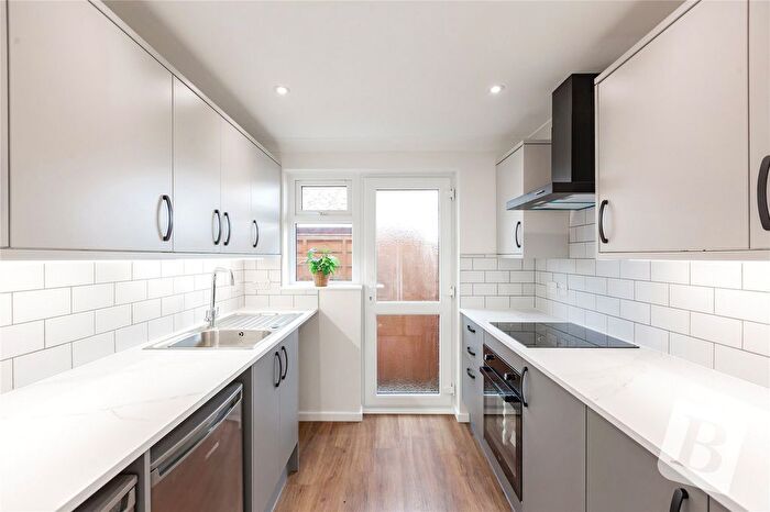 3 Bedroom Bungalow For Sale In Ingrave Close, Wickford, Essex, SS12