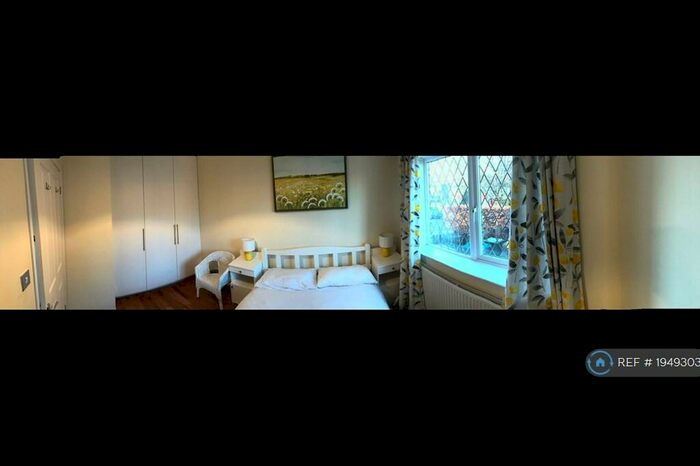 1 Bedroom Flat To Rent In Berrylands, Surbiton, KT5