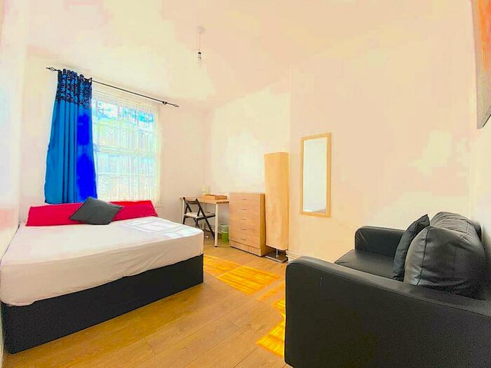 4 Bedroom Flat To Rent In Shadwell Gardens, London, E1