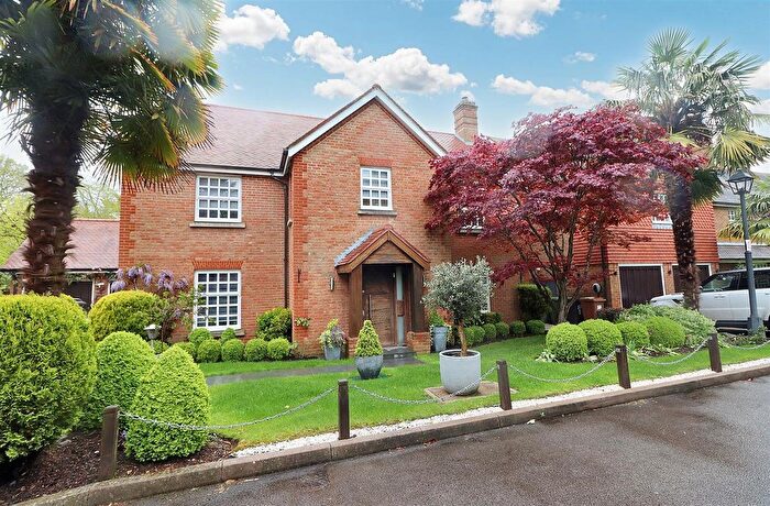 4 Bedroom Detached House For Sale In May Gardens, Elstree, WD6