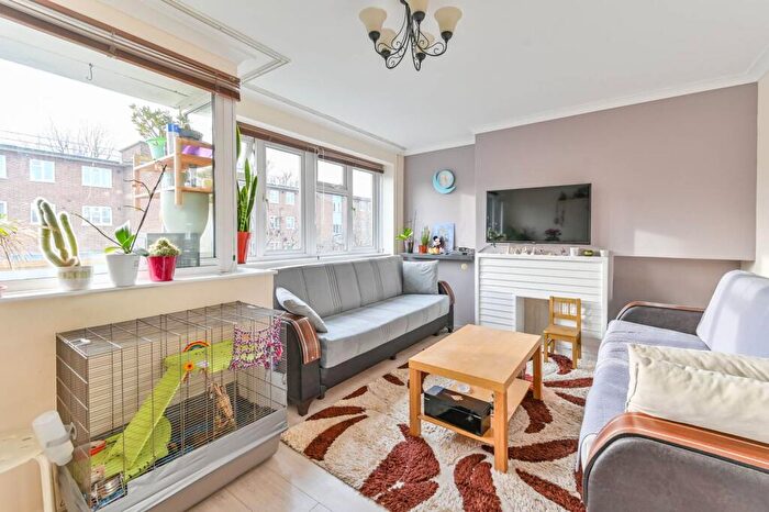 3 Bedroom Maisonette For Sale In Howard Road, Stoke Newington, London, N16