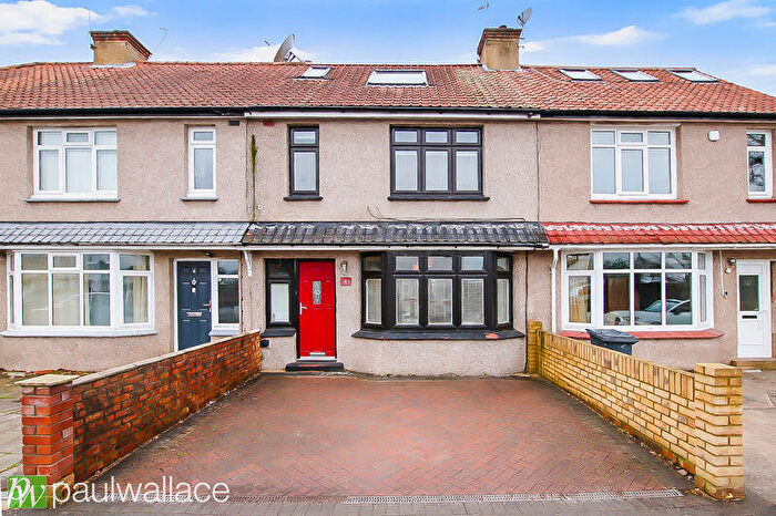 4 Bedroom Terraced House For Sale In River Avenue, Hoddesdon, EN11