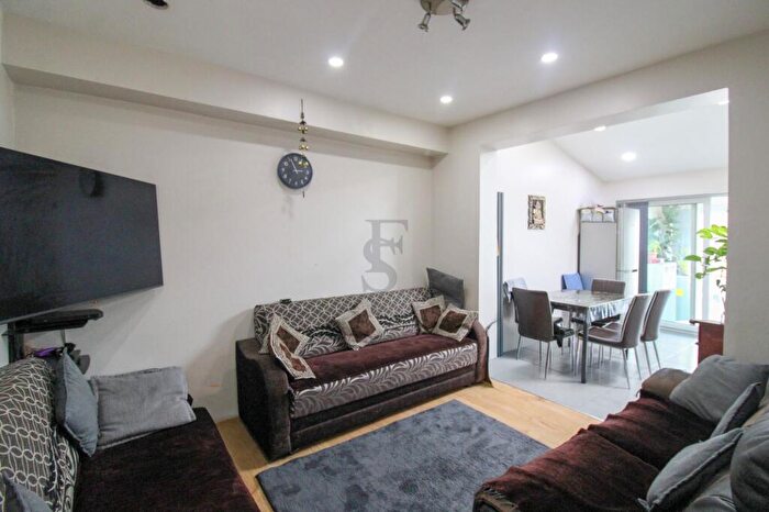 3 Bedroom Semi-Detached House For Sale In Pauline Avenue, Belgrave, LE4