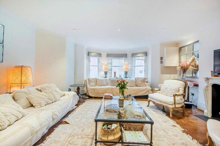 3 Bedroom Flat To Rent In Cadogan Square, Knightsbridge, London, SW1X
