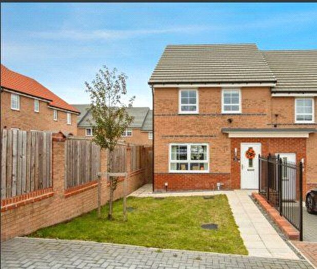 3 Bedroom Semi-detached House For Sale In Windsor Road, Dewsbury, West Yorkshire, WF12