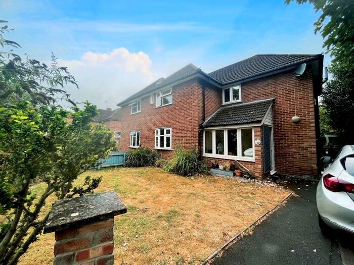 3 Bedroom Semi-Detached House To Rent In Eastleigh, SO50