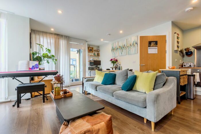 2 Bedroom Flat To Rent In George Mathers Road, London, SE11