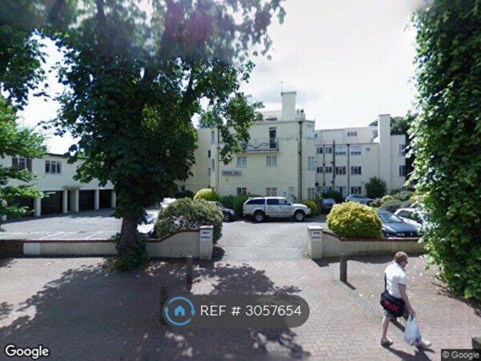 3 Bedroom Flat To Rent In Thurleigh Court Nightingale Lane, London, SW12