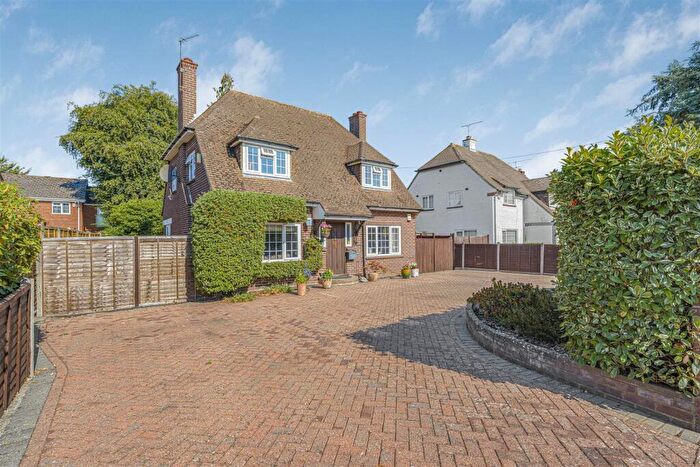 3 Bedroom House For Sale In Court Close, Maidenhead, SL6