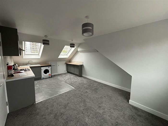 2 Bedroom Flat To Rent In York Road, Ilford, IG1