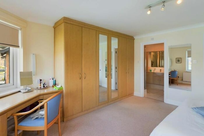 3 Bedroom Town House For Sale In Calshot Court, Ocean Village, SO14
