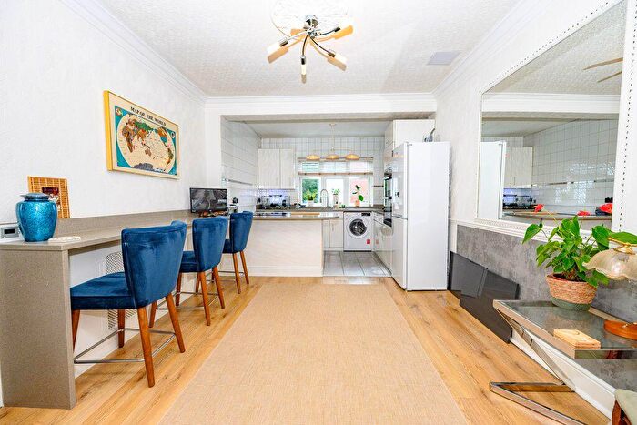 3 Bedroom Flat For Sale In Alston Road, Barnet, EN5