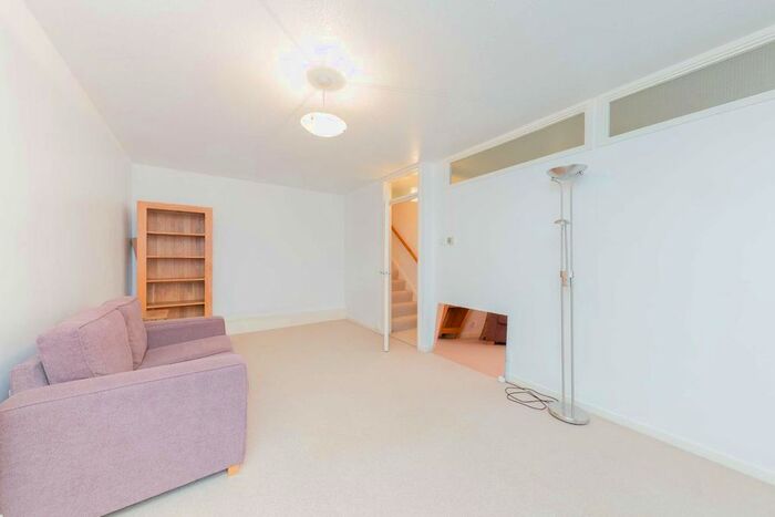 2 Bedroom Flat To Rent In Tachbrook Street, London, SW1V