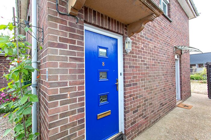 2 Bedroom Flat To Rent In Moor Close, Langport, Somerset, TA10