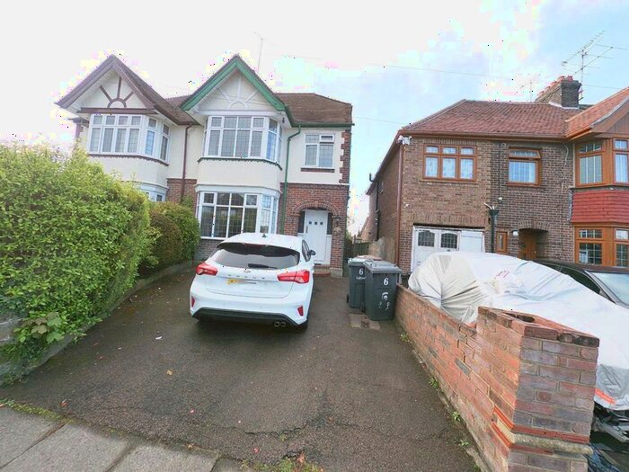 3 Bedroom Semi-Detached House To Rent In Fountains Road, Luton, LU3