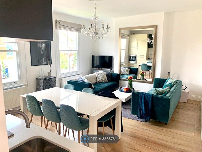 2 Bedroom Flat To Rent In Stanlake Road, London, W12