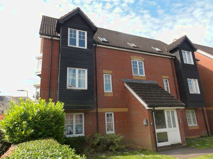 2 Bedroom Apartment To Rent In Harbury Court, Newbury, RG14