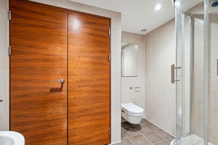 2 Bedroom Flat To Rent In Burnelli Building, Queenstown Road, SW11