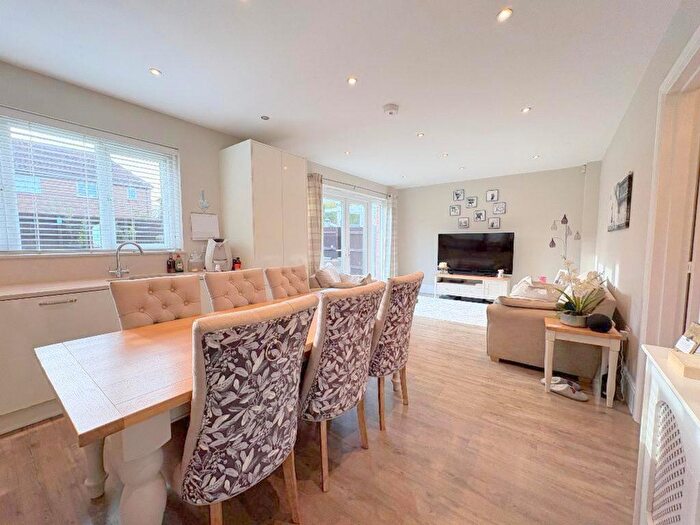 3 Bedroom Detached House For Sale In Dove Close, Caddington, LU1