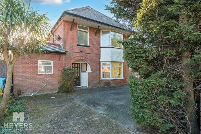 4 Bedroom Detached House For Sale In Hennings Park Road, Poole, BH15