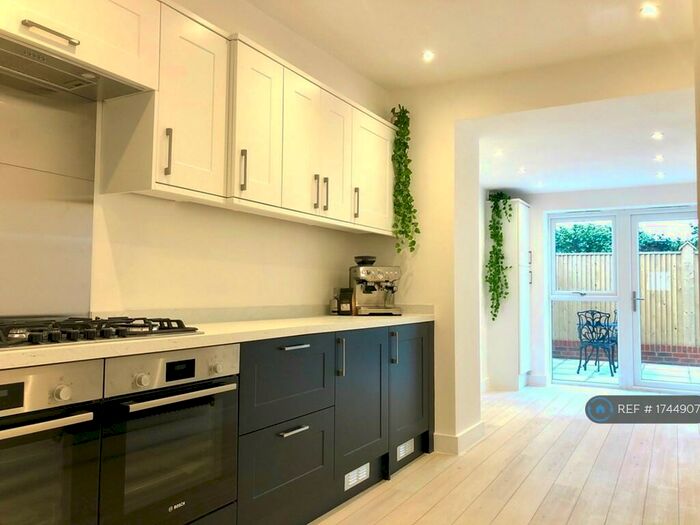 3 Bedroom Flat To Rent In Rochester Court, Hove, BN3