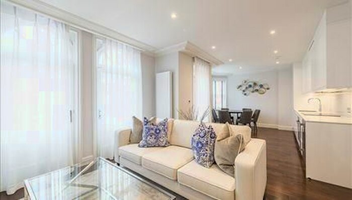 3 Bedroom Flat To Rent In Hamlet Gardens, Ravenscourt Park, Hammersmith, London, W6