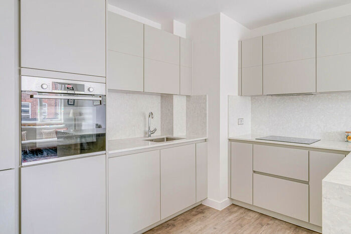 2 Bedroom Apartment For Sale In Seven Sisters Road, Finsbury Park, London, N7