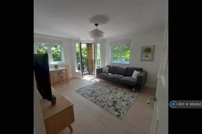 2 Bedroom Flat To Rent In Brunswick Quay, London, SE16