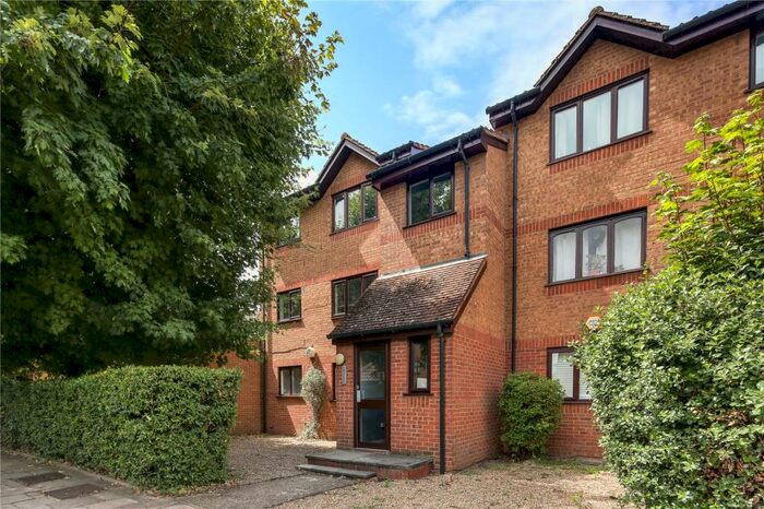 Flat To Rent In Mornington Road, London, SE8