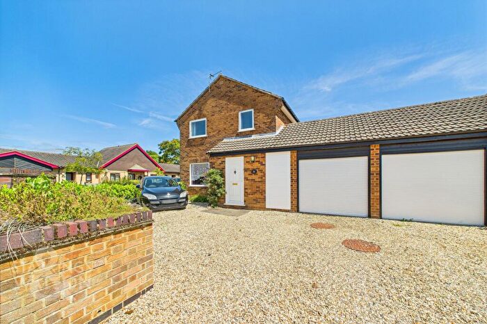 6 Bedroom Link Detached House For Sale In The Hedgerows, Norwich, NR5