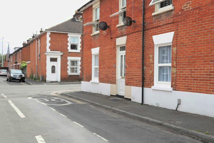 1 Bedroom Flat To Rent In George Street, Salisbury, SP2
